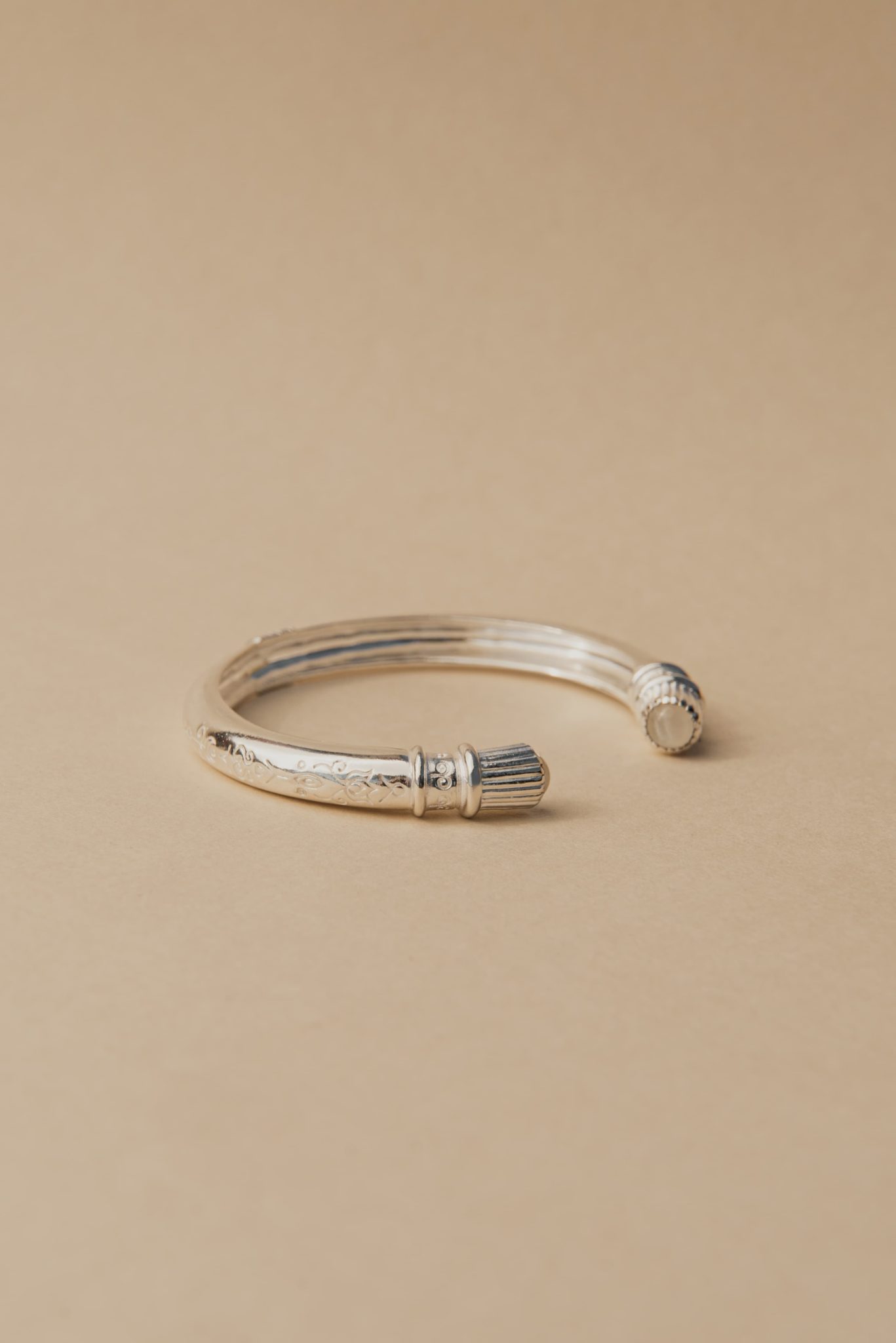 Nekala bracelet Hina vermeil or éthique symboles gravés haut de gamme luxe pierre de lune jonc creusé ethnique argent massif recyclé collection Hinode 2022