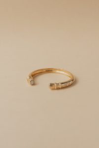 Nekala bracelet Hina vermeil or éthique symboles gravés haut de gamme luxe pierre de lune jonc creusé ethnique argent massif recyclé collection Hinode 2022