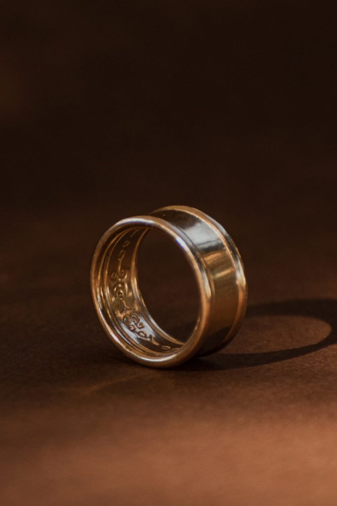 Bague HOI Nekala bijoux précieux gravées seigneur des anneaux symboles chic élégant statement bijoux soirées quotidien