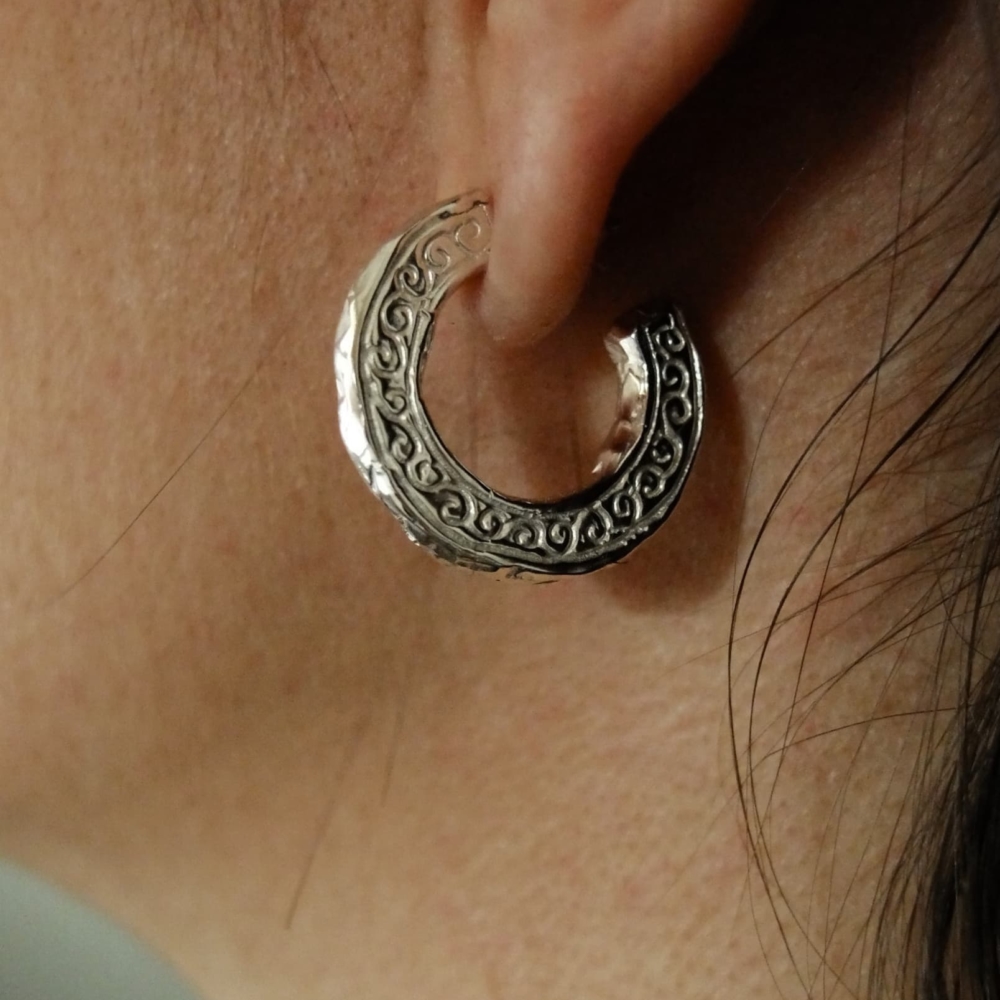 Nekala bijoux précieux boucles d'oreilles Ereva argent massif gravées symbolique inspiration grec hawaï ruines collection Noho