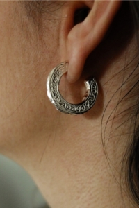 Nekala bijoux précieux boucles d'oreilles Ereva argent massif gravées symbolique inspiration grec hawaï ruines collection Noho