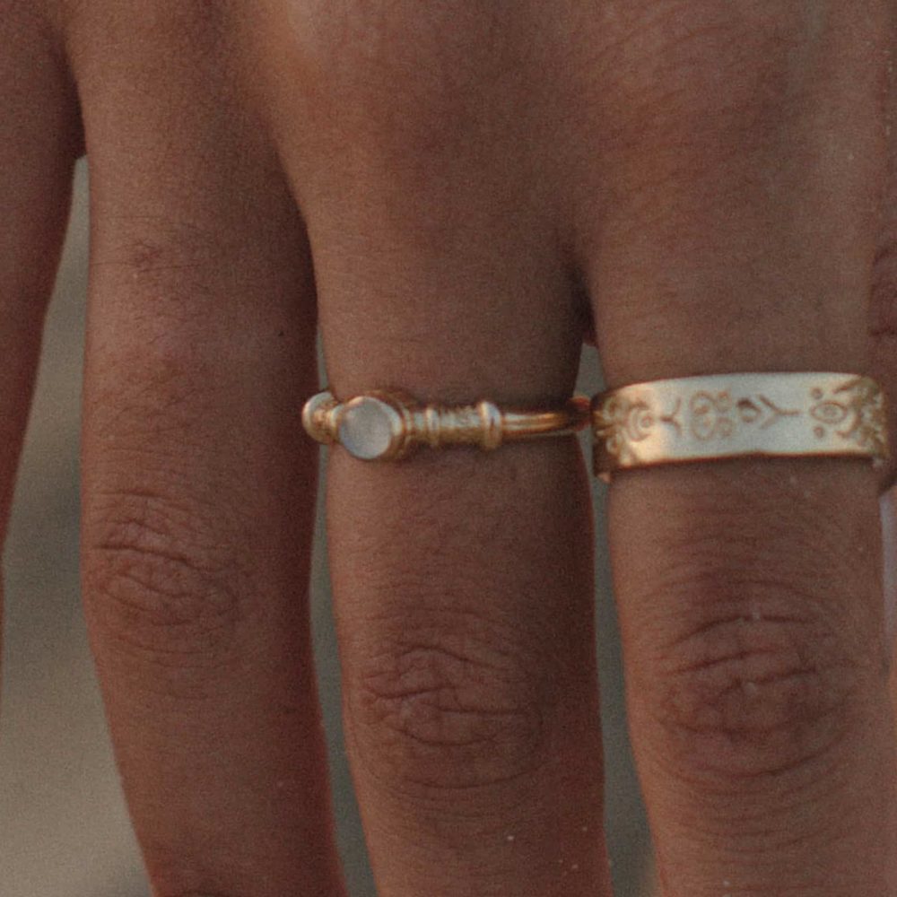 Bague EOS magnifique inspiration ancien moderne grec bouddhiste pierre de lune Inde détail symbolisme spiritualité beauté vermeil or 18 carats alliance fiançailles mariage