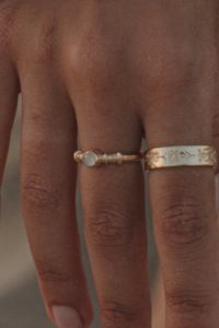 Bague EOS magnifique inspiration ancien moderne grec bouddhiste pierre de lune Inde détail symbolisme spiritualité beauté vermeil or 18 carats alliance fiançailles mariage