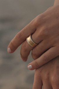 Bague HOI Nekala bijoux précieux gravées seigneur des anneaux symboles chic élégant statement bijoux soirées quotidien