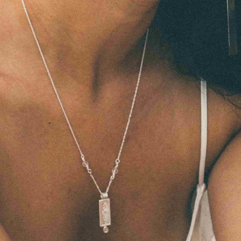 Collier MYA collection Hinode Nekala bijoux éthique fait main en france argent massif recyclé symbolisme féminité spiritualité beauté waterproof