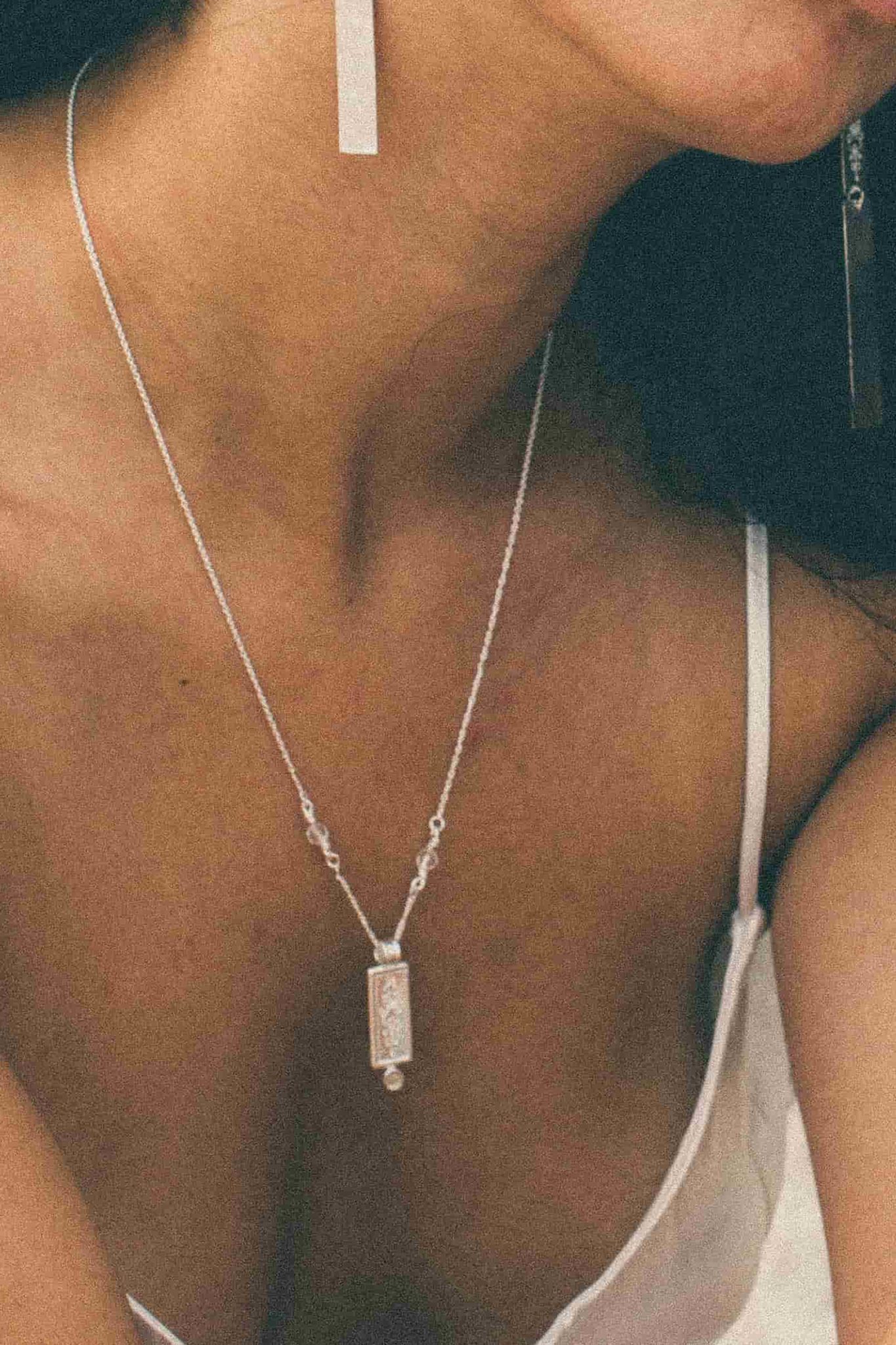 Collier MYA collection Hinode Nekala bijoux éthique fait main en france argent massif recyclé symbolisme féminité spiritualité beauté waterproof