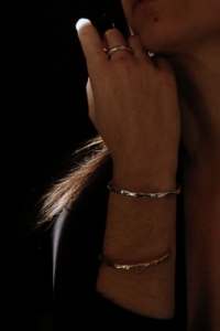 Nekala bijoux bracelet Yetha unisexe minimaliste brut moderne ancien structure texture argent massif vermeil or 18 carats précieux waterproof 2024 tendance bijoux